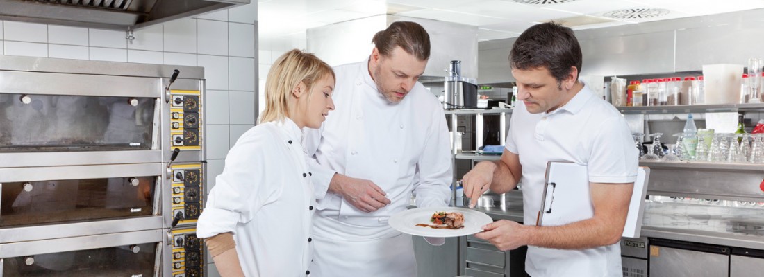3 Personen in der Küche